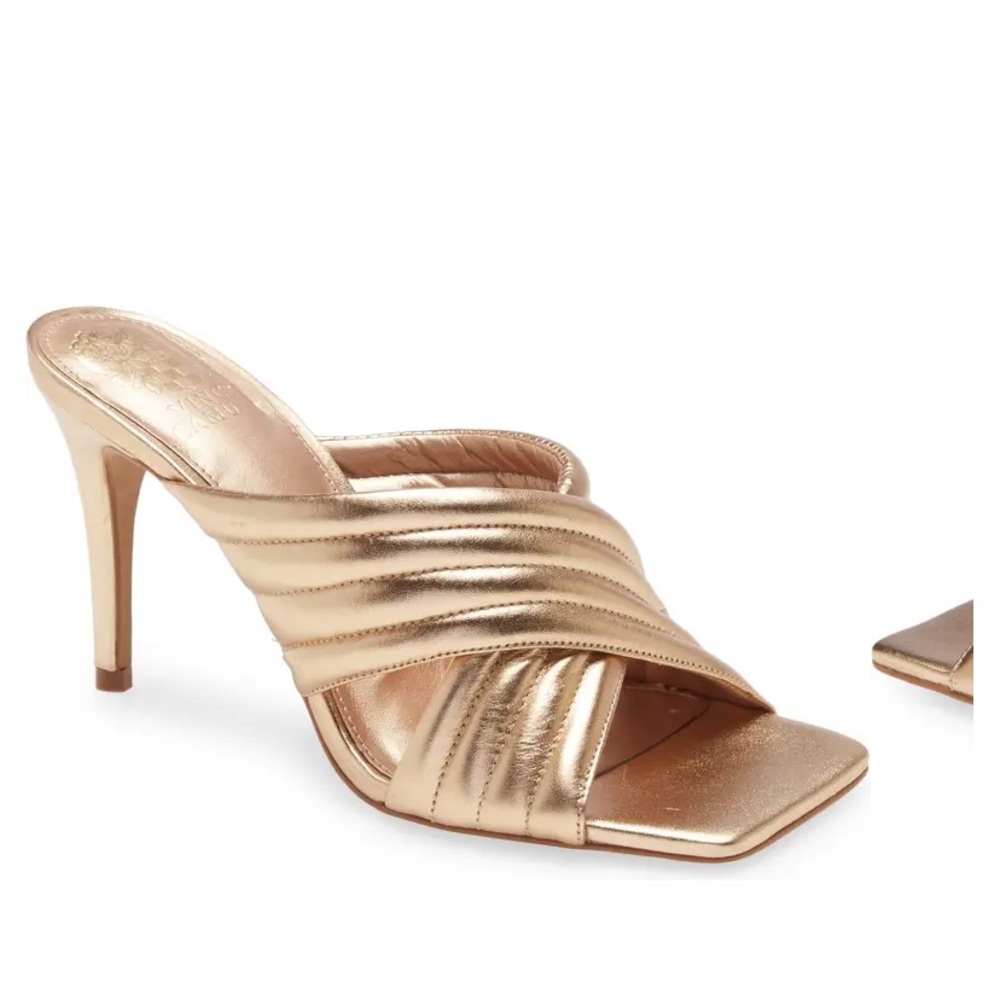 🆕Gold Vince Camuto heel! Great mules!